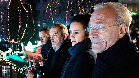 "Tatort: Des Anderen Last" (v.r.): Max Ballauf (Klaus J. Behrendt), Natalie Förster (Tinka Fürst), Freddy Schenk (Dietmar Bär) und Norbert Jütte (Roland Riebeling) auf dem Weihnachtsmarkt.
