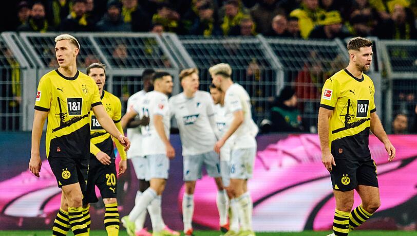 Die BVB-Profis Nico Schlotterbeck, Marcel Sabitzer und Niclas Füllkrug (l-r) sind nach einem Gegentreffer enttäuscht.