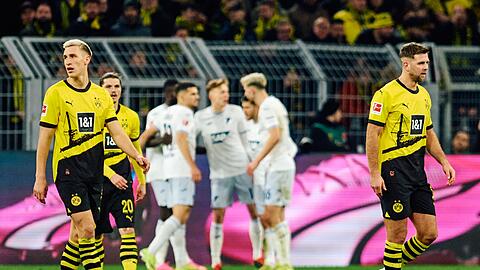 Die BVB-Profis Nico Schlotterbeck, Marcel Sabitzer und Niclas Füllkrug (l-r) sind nach einem Gegentreffer enttäuscht.