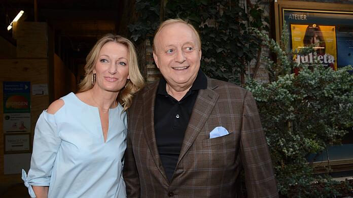 Monika Gruber und Alfons Schuhbeck verbindet eine Freundschaft. Nun reißt die Komikerin einen Scherz auf seine Kosten.
