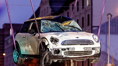 Das zerst&ouml;rte Auto nach dem Anschlag. (Archivbild)