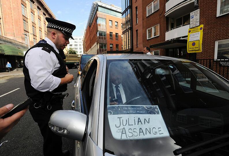 an der Botschaft von Ecuador: Tumulte in London um Julian Assange