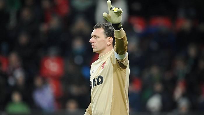 Am Samstag wechselt Raphael Schäfer das Torwarttrikot gegen Freizeitkleidung. Ab 14 Uhr steht der Keeper in Erlangen für Autogramme zur Verfügung. Am Samstag wechselt Raphael Schäfer das Torwarttrikot gegen Freizeitkleidung. Ab 14 Uhr steht der Keeper in Erlangen für Autogramme zur Verfügung.