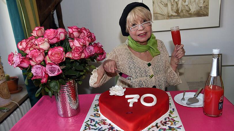 Mit Blumen und Torte: Ingrid Steeger in ihrer Schwabinger Wohnung.
