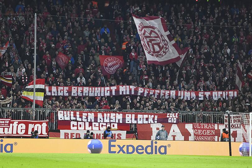 Mit diesem Banner solidarisierten sich die Münchner Fans mit den Düsseldorfer Ultras, welche am Samstag eine Auseinandersetzung mit der Polizei hatten.