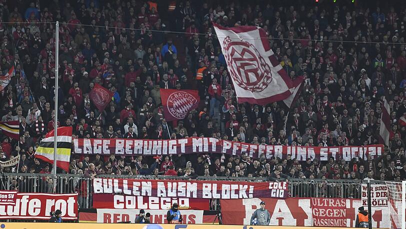 Mit diesem Banner solidarisierten sich die Münchner Fans mit den Düsseldorfer Ultras, welche am Samstag eine Auseinandersetzung mit der Polizei hatten. Mit diesem Banner solidarisierten sich die Münchner Fans mit den Düsseldorfer Ultras, welche am Samstag eine Auseinandersetzung mit der Polizei hatten.