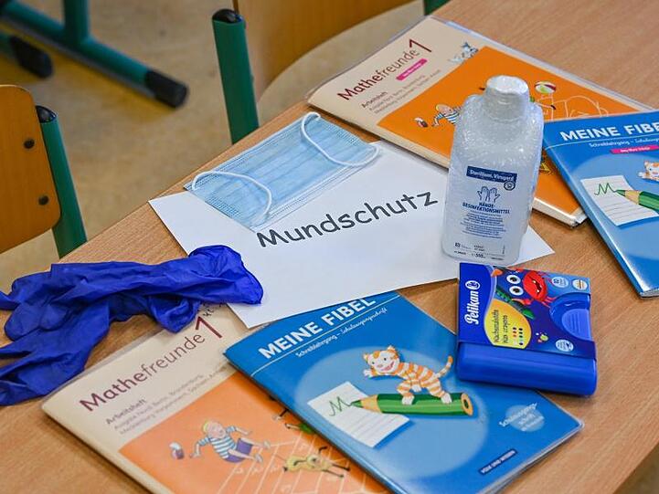 In Brandenburg gilt in Fluren, Treppenhäusern und Mensen eine Maskenpflicht für Schüler und Lehrer, aber nicht in Klassenräumen und auf Schulhöfen.