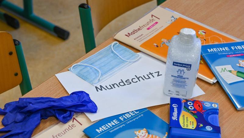 In Brandenburg gilt in Fluren, Treppenhäusern und Mensen eine Maskenpflicht für Schüler und Lehrer, aber nicht in Klassenräumen und auf Schulhöfen. In Brandenburg gilt in Fluren, Treppenhäusern und Mensen eine Maskenpflicht für Schüler und Lehrer, aber nicht in Klassenräumen und auf Schulhöfen.