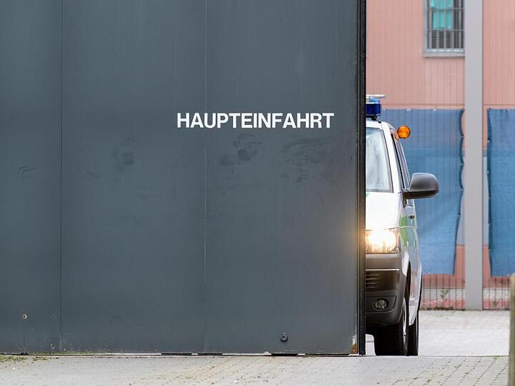 Das Tor der Haupteinfahrt der Frauenabteilung der Justizvollzugsanstalt Stadelheim schließt sich.