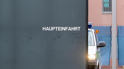 Der Verdächtige sitzt bereits wegen eines anderen Vergehens in der JVA Stadelheim. (Symbolbild)