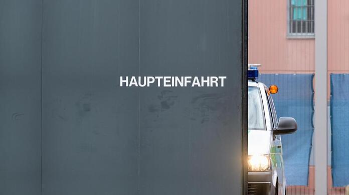 Der Verdächtige sitzt bereits wegen eines anderen Vergehens in der JVA Stadelheim. (Symbolbild)