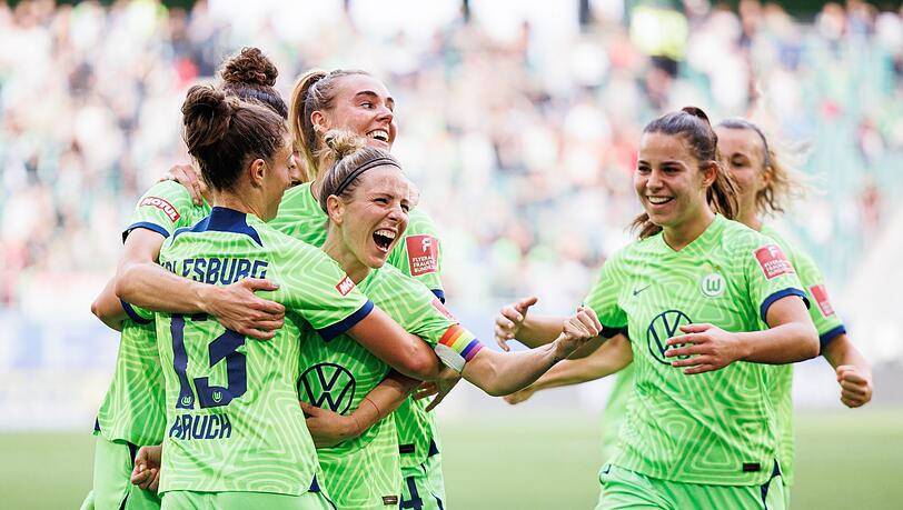 Wolfsburgs Svenja Huth (3.v.r.) jubelt nach ihrem Tor zum 2:0 mit ihren Mitspielerinnen.