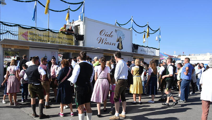 Am Eingang zur Oidn Wiesn bilden sich 2023 immer wieder Schlangen. Das Jahr zuvor war sie weitaus schlechter besucht. Am Eingang zur Oidn Wiesn bilden sich 2023 immer wieder Schlangen. Das Jahr zuvor war sie weitaus schlechter besucht.