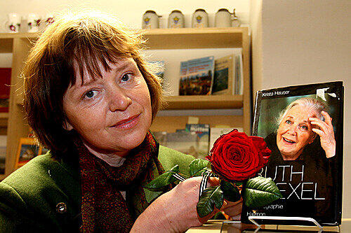 Barbara Keler legt eine Rose zu der Biographie von Ruth Drexel.