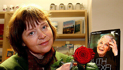Barbara Keler legt eine Rose zu der Biographie von Ruth Drexel. Barbara Keler legt eine Rose zu der Biographie von Ruth Drexel.