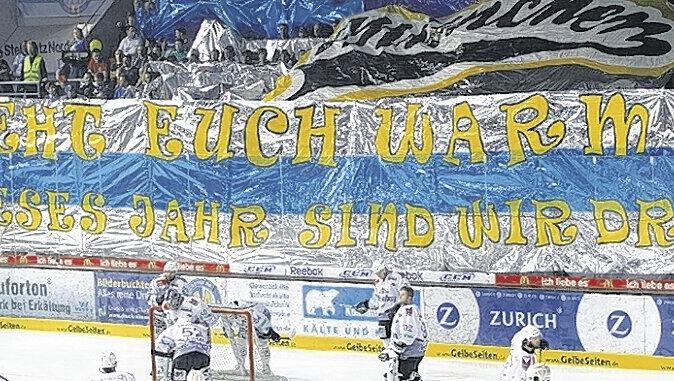 „Dieses Jahr sind wir dran!“ Die Fans sind schon sicher, dass der EHC in dieser Saison den Aufstieg schafft. „Dieses Jahr sind wir dran!“ Die Fans sind schon sicher, dass der EHC in dieser Saison den Aufstieg schafft.