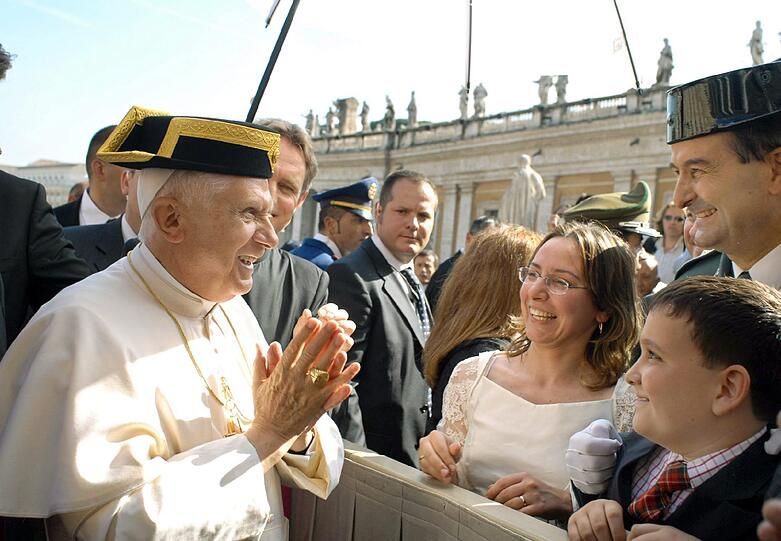 Und auf dem St-Petersplatz weiß sich Ratzinger mit der Behutung der spanischen Zivilgarde gekonnt in Szene zu setzen.