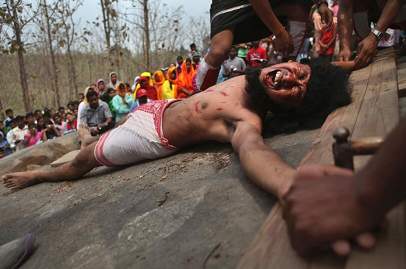 Was aussieht wie eine Szene aus einem Passionspiel, ist auf den Philippinen ernst. Die Bilder des extremen Karfreitag -Gedenken.