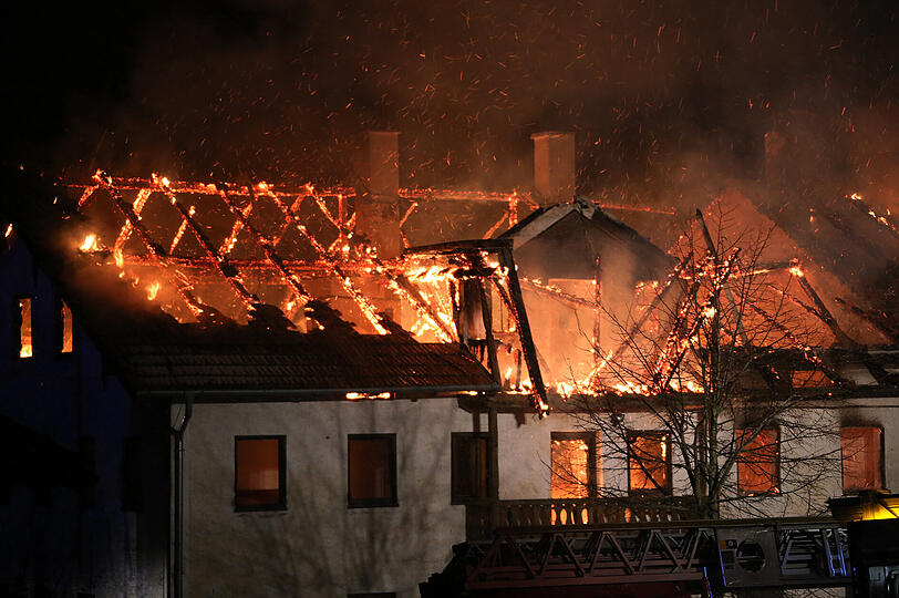 Die Bilder vom Feuerwehreinsatz in Schedenberg - war es Brandstiftung?