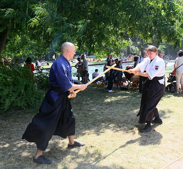 Es geht aber auch deutlich härter zur Sache beim 20. Japanfest. Wie hier bei der Shin Ken Do - Vorführung.