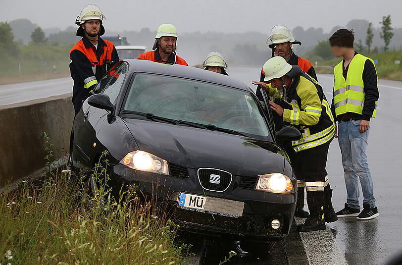 Bilder vom Verkehrsunfall bei Mettenheim. Der Autofahrer wurde glücklicherweise nicht verletzt.