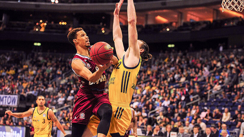 Jared Cunningham steuert zwölf Punkte zum Auswärtssieg der Bayern-Basketballer bei Alba Berlin um Neu-Trainer Aíto García Reneses (kl. Foto) bei.
