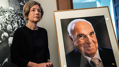 Maike Kohl-Richter, Witwe von Altbundeskanzler Helmut Kohl, steht neben dem Porträt ihres Mannes, das sie an das Museum übergab.
