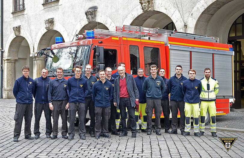 Der dankbare Renter mit seinen Rettern der Münchner Feuerwehr.