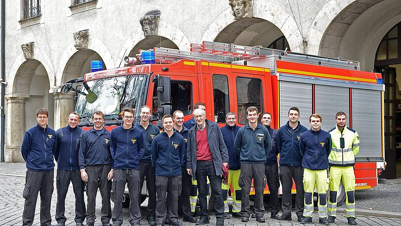 Der dankbare Renter mit seinen Rettern der Münchner Feuerwehr. Der dankbare Renter mit seinen Rettern der Münchner Feuerwehr.