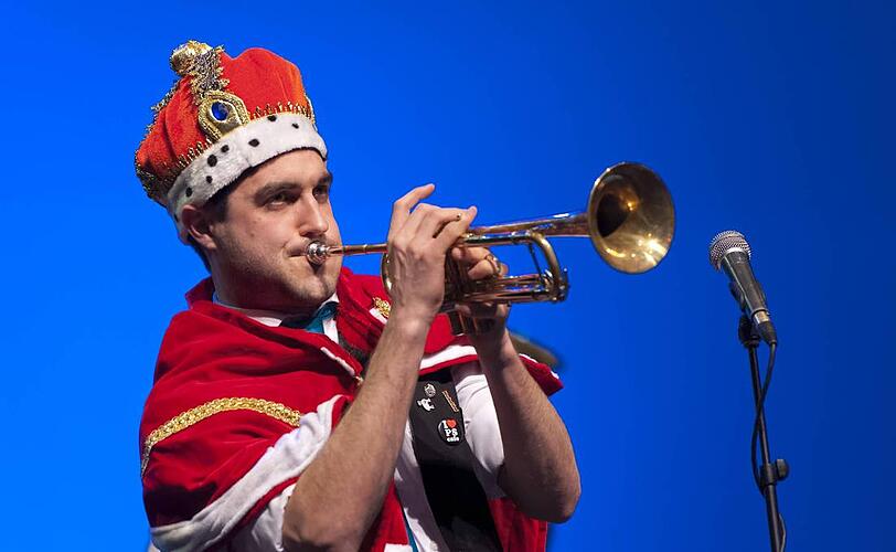 Dominik Glöbl (Trompete, Gesang): Der einzige Bläser, der vom Vorjahres-Ensemble noch dabei ist. Bei den Bayerischen Löwen firmiert er als &bdquo;Freddie Mercury der Blasmusik&ldquo;, aber auch als Kini (Foto) taugt er.