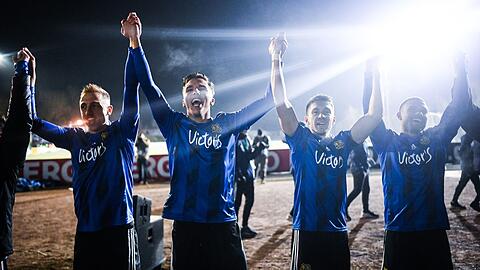 Die Pokalsensations-Seriensieger: Nach Erfolgen gegen Regensburg, Köln, Karlsruhe und Düsseldorf stehen die Blauschwarzen vom FC Saarbrücken als erster Viertligist im Pokal-Halbfinale - wie schon 1957, 1958 und 1985.