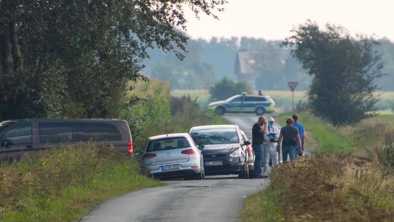 Mitarbeiter der Spurensicherung stehen auf einem Weg in der Nähe des Resthofs des Tatverdächtigen in Nordfriesland. Mitarbeiter der Spurensicherung stehen auf einem Weg in der Nähe des Resthofs des Tatverdächtigen in Nordfriesland.