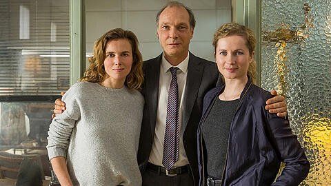 Martin Brambach steht für den Dresdner "Tatort" zusammen mit Karin Hanczewski (l.) und Cornelia Gröschel vor der Kamera.