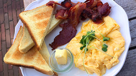 Rührei mit Speck, Toast und Butter, mehr braucht man eigentlich nicht für ein leckeres Frühstück.
