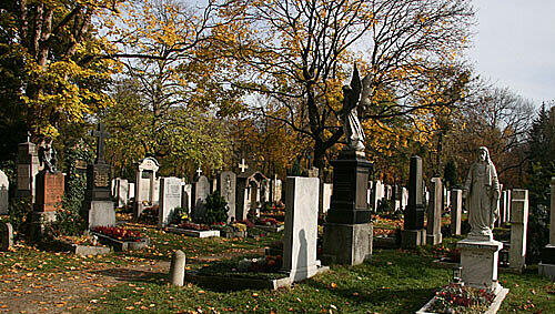 Die Serie nimmt kein Ende: Wieder brannten zwei Kreuze auf dem Westfriedhof Die Serie nimmt kein Ende: Wieder brannten zwei Kreuze auf dem Westfriedhof
