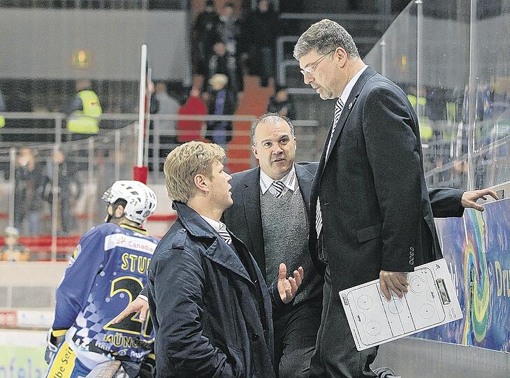 EHC-Trainer Pat Cortina (r.) mit seinen Assistenten Josef Heiß (l.) und Maurizio Mansi.