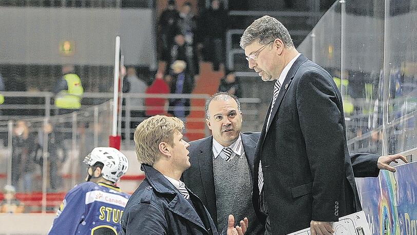 EHC-Trainer Pat Cortina (r.) mit seinen Assistenten Josef Heiß (l.) und Maurizio Mansi. EHC-Trainer Pat Cortina (r.) mit seinen Assistenten Josef Heiß (l.) und Maurizio Mansi.