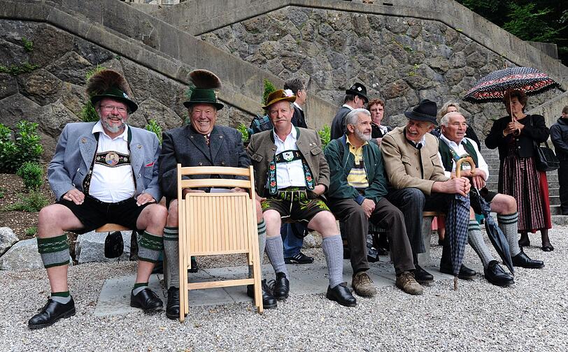 Monarchie-Fans würdigen 125. Todestag von Ludwig II. &ndash; Gedenkmesse am Starnberger See &ndash; Satirisches Contra: Mit Badeente und Taucherbrille zum Gedenkkreuz. Die Eindrücke aus Berg