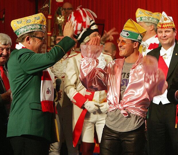 König Schumi lässt sich derweil vom rheinischen Volke feiern - das ist der Formel 1-Star ja gewohnt...