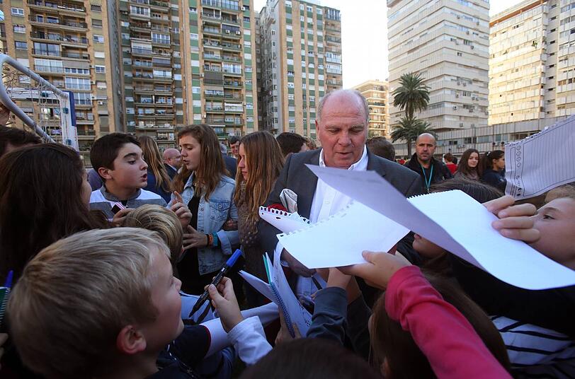 Die Bayern-Bosse Uli Hoeneß, Karl-Heinz Rummenigge und Karl Hopfner zu Besuch an der Deutschen Schule Valencia.