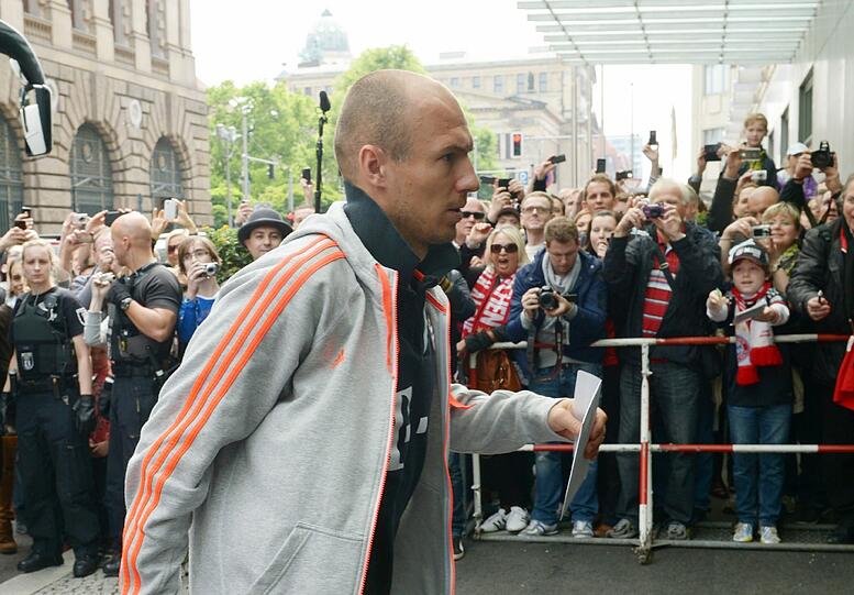 Berlin! Berlin! Der FC Bayern ist am Regent Hotel angekommen. Die Bilder