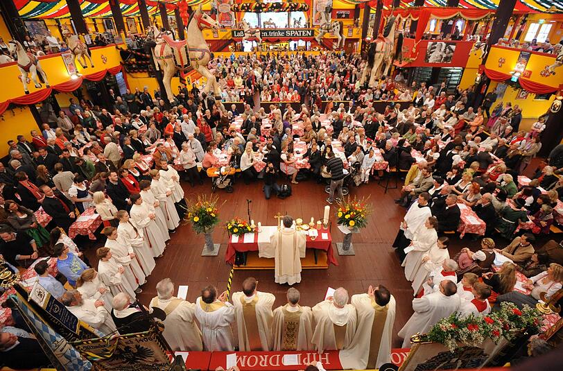 Zahlreiche Menschen nehmen am 26.09.2013 am traditionellen Wiesn-Gottesdienst im Hippodrom teil.