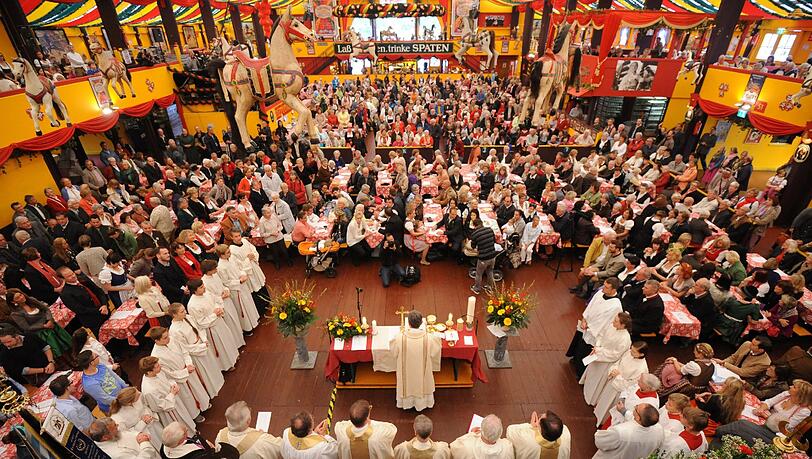 Zahlreiche Menschen nehmen am 26.09.2013 am traditionellen Wiesn-Gottesdienst im Hippodrom teil. Zahlreiche Menschen nehmen am 26.09.2013 am traditionellen Wiesn-Gottesdienst im Hippodrom teil.