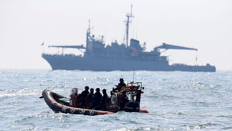 Die Rettungskräfte bergen stündlich neue Tote aus der gesunkenen "Sewol". Bilder von der Bergungsaktion. Die Rettungskräfte bergen stündlich neue Tote aus der gesunkenen "Sewol". Bilder von der Bergungsaktion.