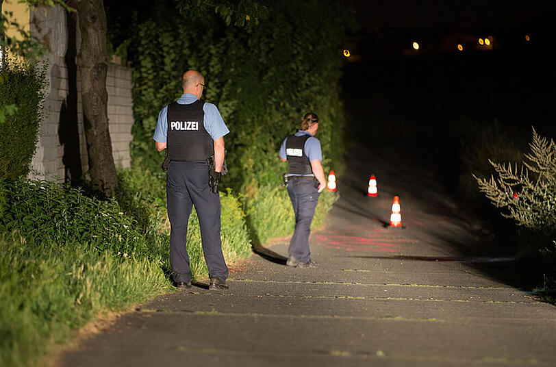 Polizisten untersuchen am 24.07.2014 in Bischofsheim im Kreis Groß-Gerau (Hessen) den Tatort,