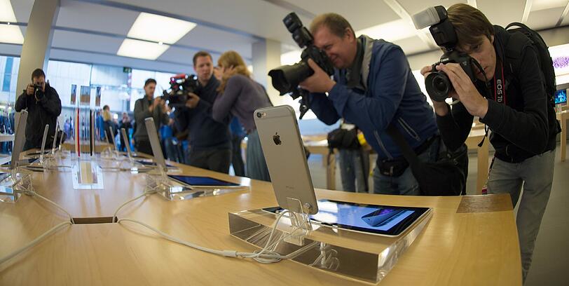 Der Apple-Hype hat am Freitagmorgen München erreicht: Zum Verkaufsstart des iPhone 6 kamen hunderte Menschen zum Appel-Store in der Fußgängerzone. Die Bilder.