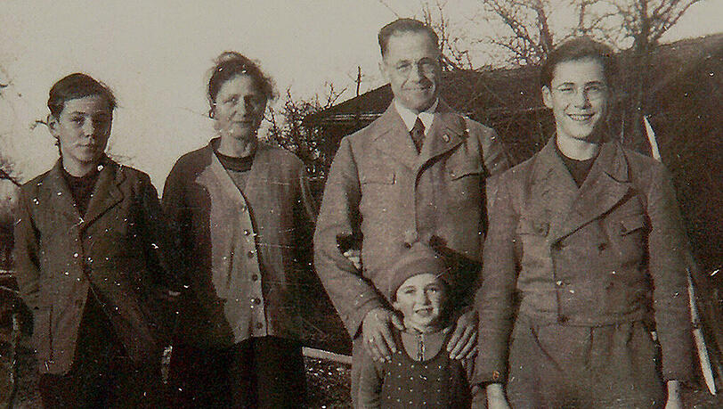 Die Familie Huber Mitte der 40er Jahre im Berchtesgadener Land (von links): Fred Huber, Tante Frieda, Vater Max Huber mit dem kleinen Maxi und AZ-Leser Hermann Huber. Die Familie Huber Mitte der 40er Jahre im Berchtesgadener Land (von links): Fred Huber, Tante Frieda, Vater Max Huber mit dem kleinen Maxi und AZ-Leser Hermann Huber.