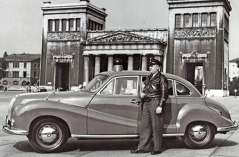 Funkstreife Ende der 50er Jahre am Königsplatz.