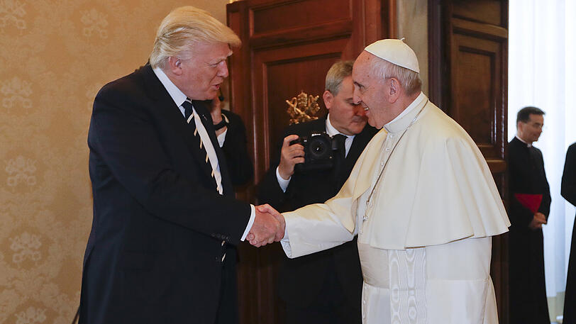 US-Präsident Donald Trump (l) und Papst Franziskus (r) geben sich im Vatikan vor einer Privat-Audienz die Hände.