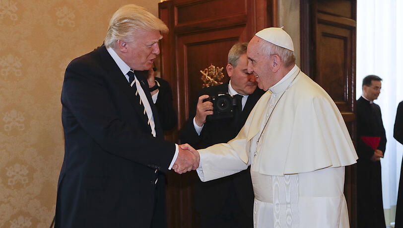 US-Präsident Donald Trump (l) und Papst Franziskus (r) geben sich im Vatikan vor einer Privat-Audienz die Hände. US-Präsident Donald Trump (l) und Papst Franziskus (r) geben sich im Vatikan vor einer Privat-Audienz die Hände.